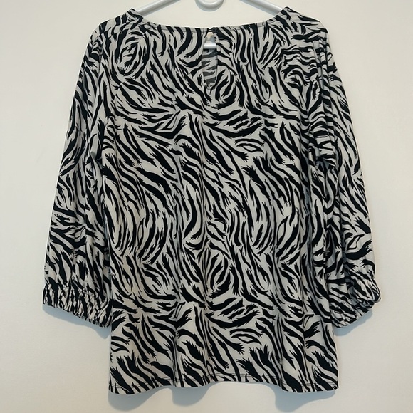 Halogen Hidden Button Long Sleeve Blouse in Black Feather Tiger, Large - Picture 6 of 10